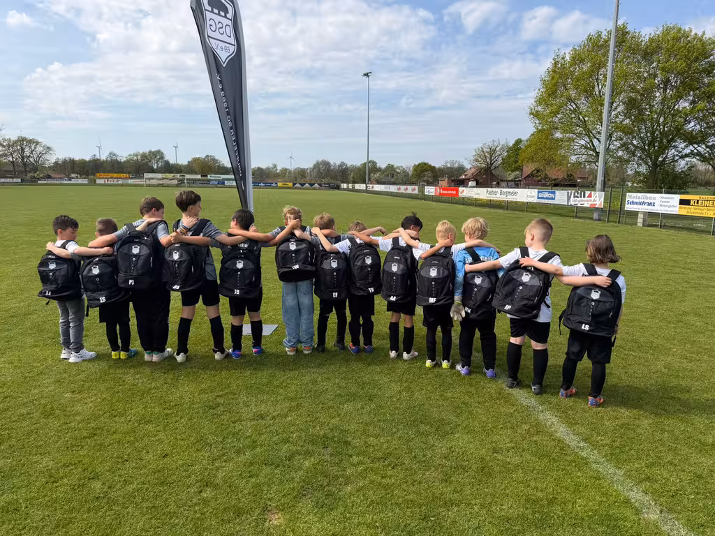 Doppeltes Glück für die F-Kicker: Rucksack-Premiere und Waffelduft aus dem Hightech-Eisen