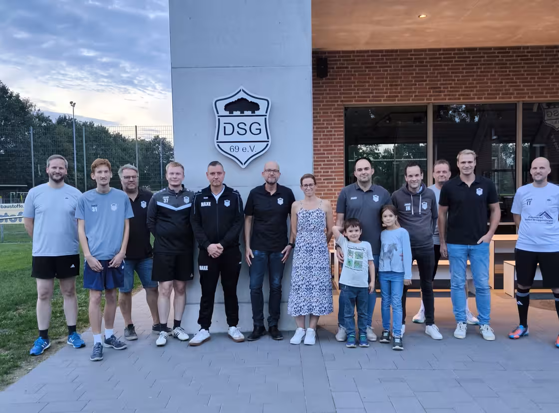 Die Vereinsheimwerker der Druffeler SG vor dem Sportheim