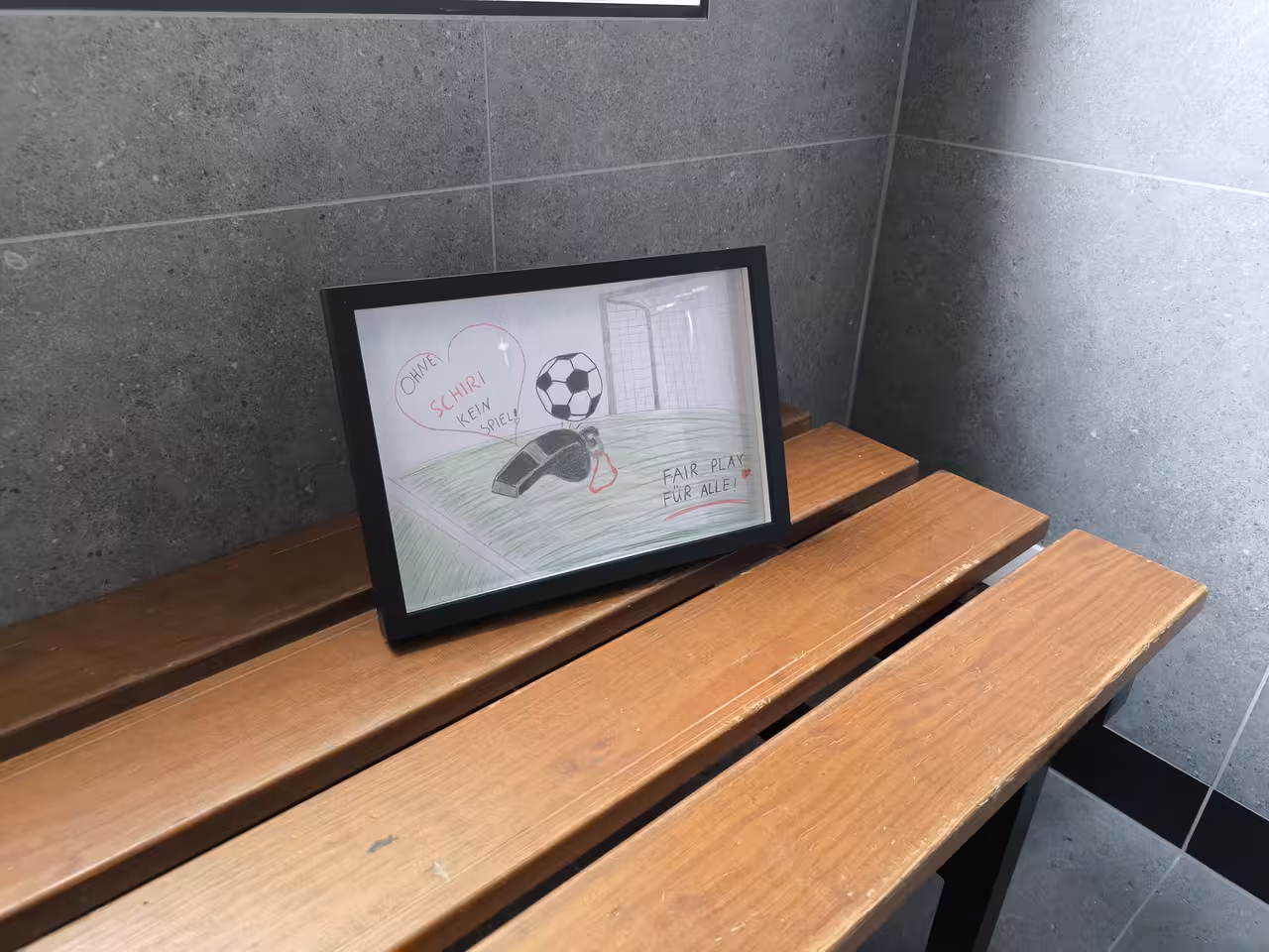 Das Siegerbild aus dem Malwettbewerb hat seinen Platz