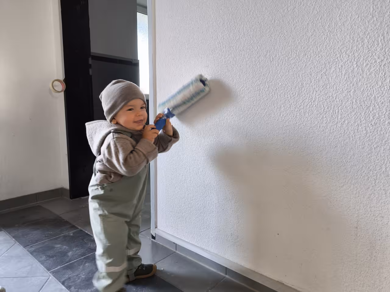 Der jüngste Vereinsheimwerker an der Farbrolle