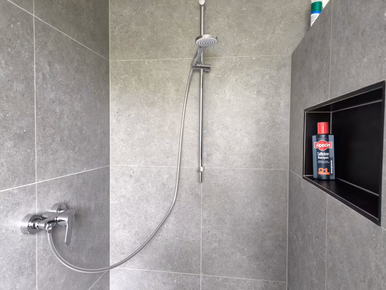 Die neue Dusche, gemauert und großformatig gefliest