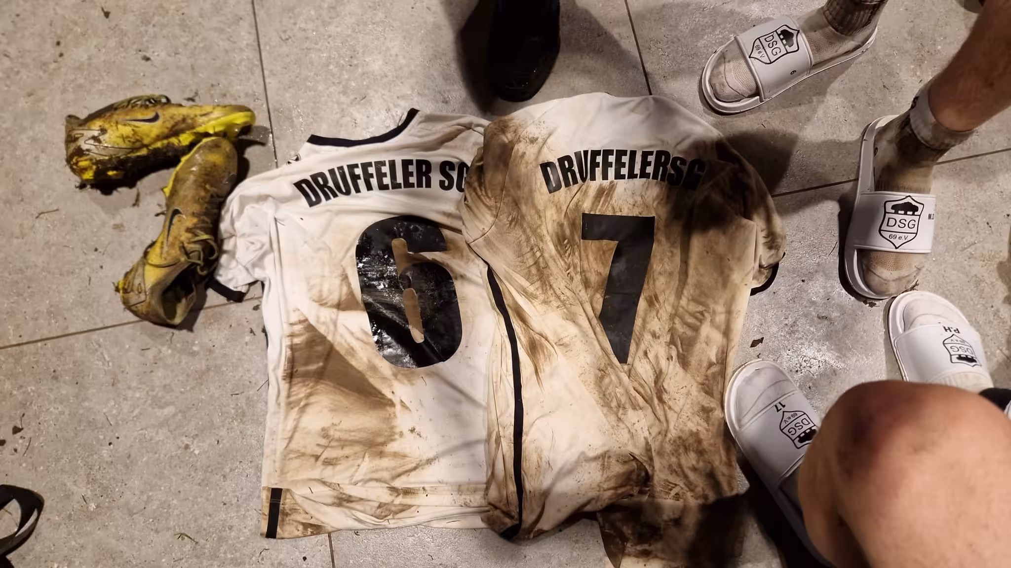 Ein ausgezogenes Trikot, ein 30-Meter-Hammer und sechs Druffeler Tore