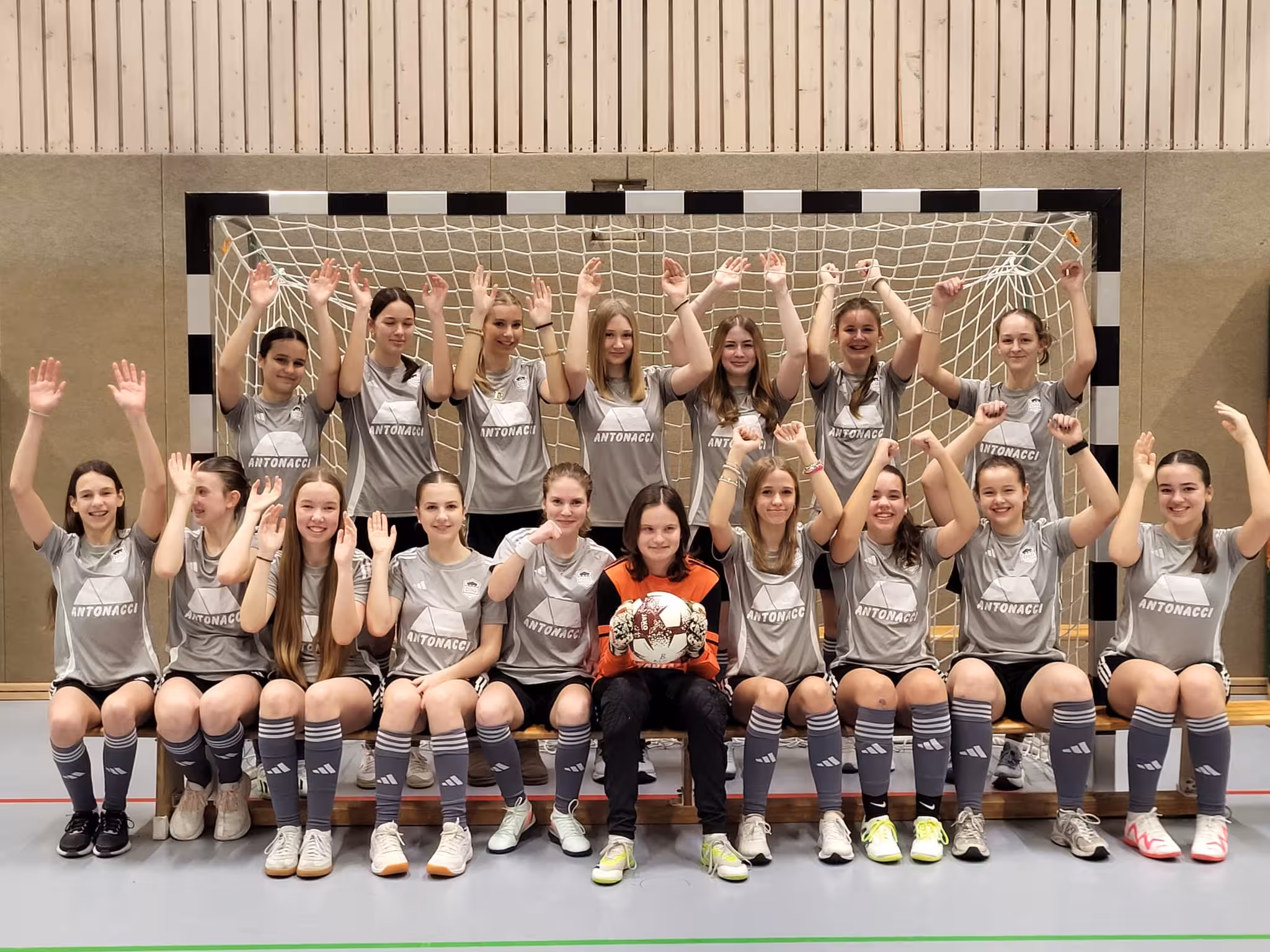 B-Juniorinnen der Druffeler SG freuen sich über neue Trikots