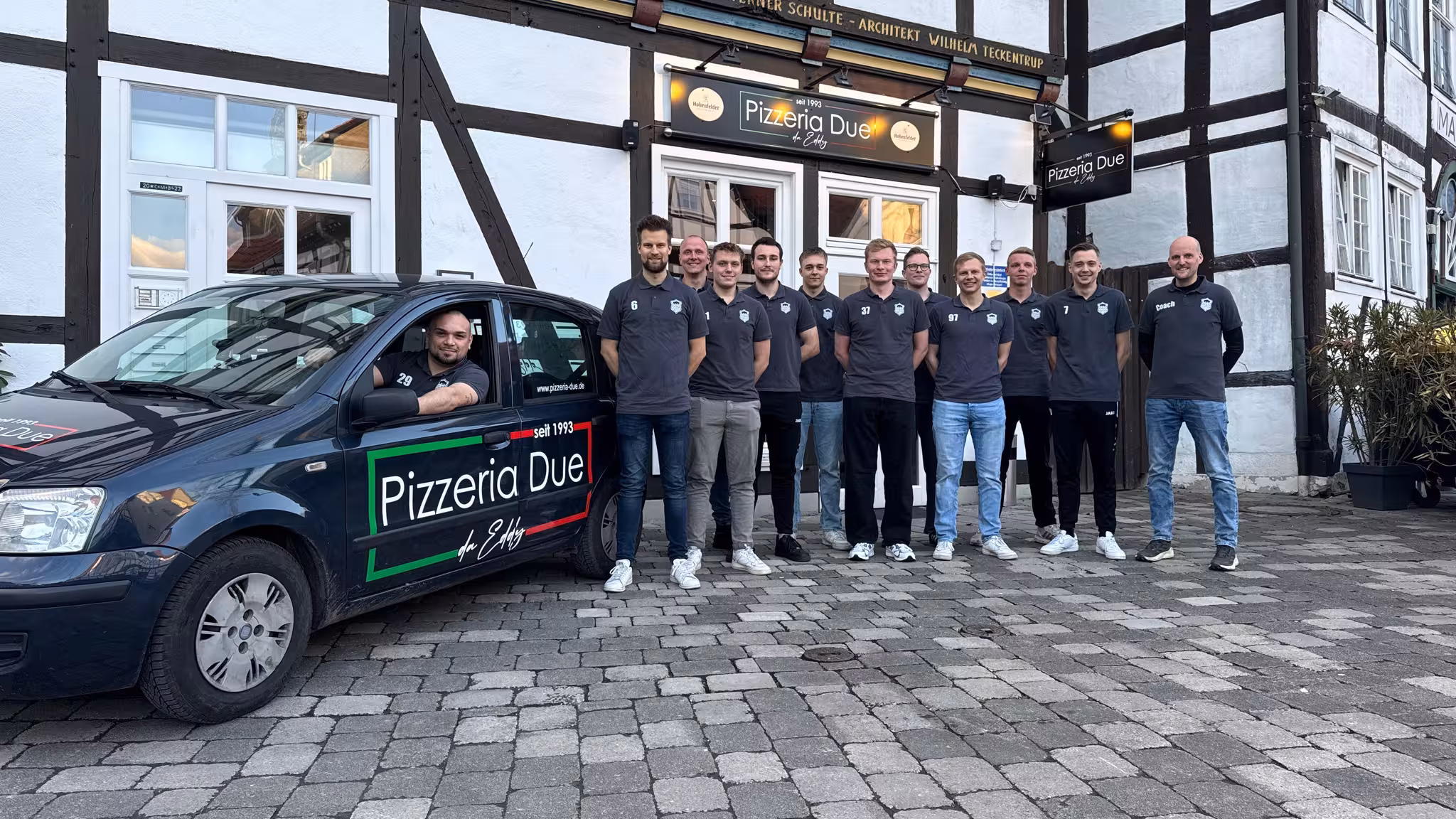 Pizzeria „Due da Eddy“ sponsert Poloshirts für die Zweite
