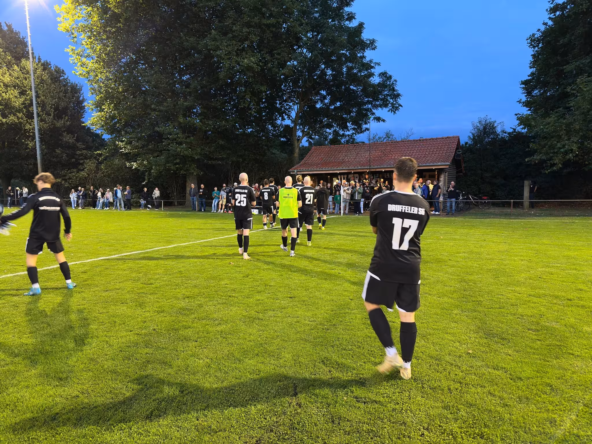 Flutlicht an: Druffels Erste eröffnet die Saison mit einem ungefährdeten 4:0