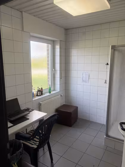 Der alte Aufenthaltsraum der Schiedsrichterkabine vor dem Umbau.