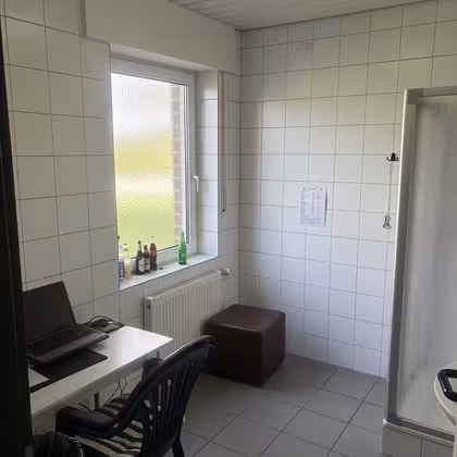 Der alte Aufenthaltsraum der Schiedsrichterkabine vor dem Umbau.