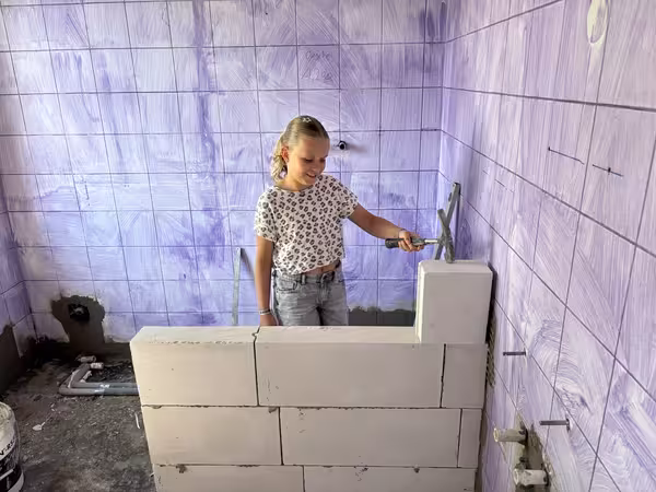 Auch die Jüngsten mauern mit: Stein für Stein wächst die neue Wand.