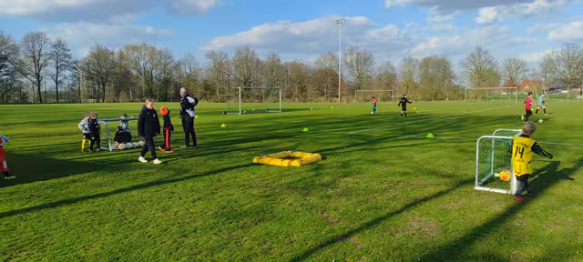 Bambini-Kinder spielen das Eierdieb-Spiel auf dem Trainingsplatz und üben dabei erste Zweikämpfe um Bälle.