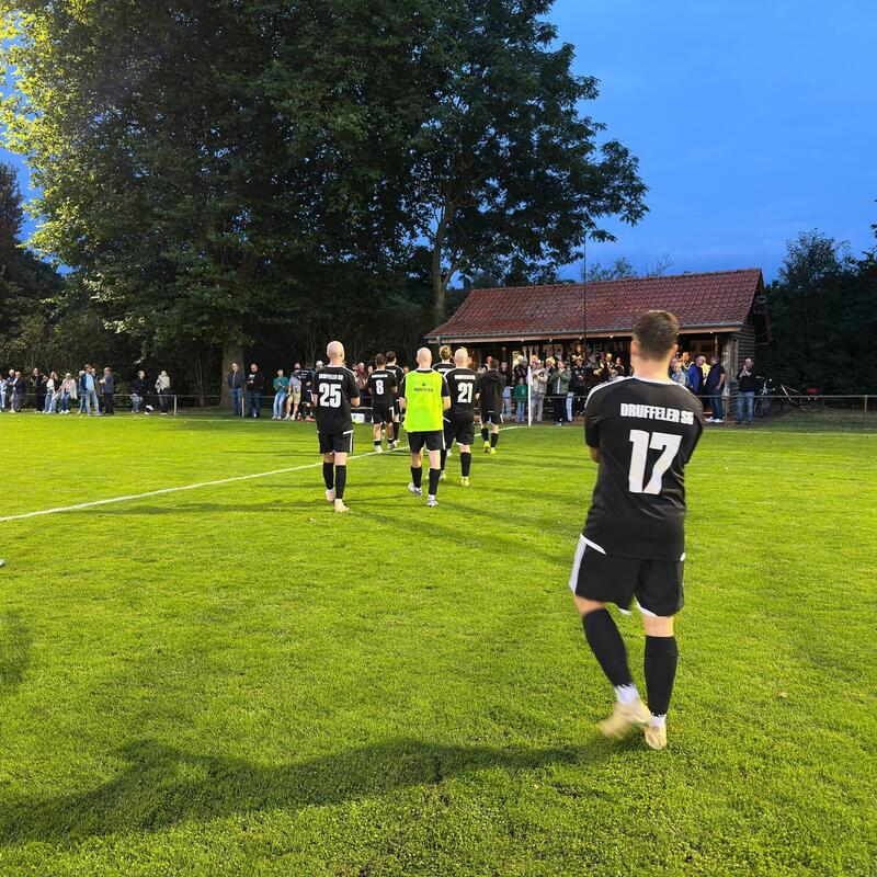 Die Druffeler SG läuft beim ersten Heimspiel der Saison unter Flutlicht an der Oaklane auf den Platz